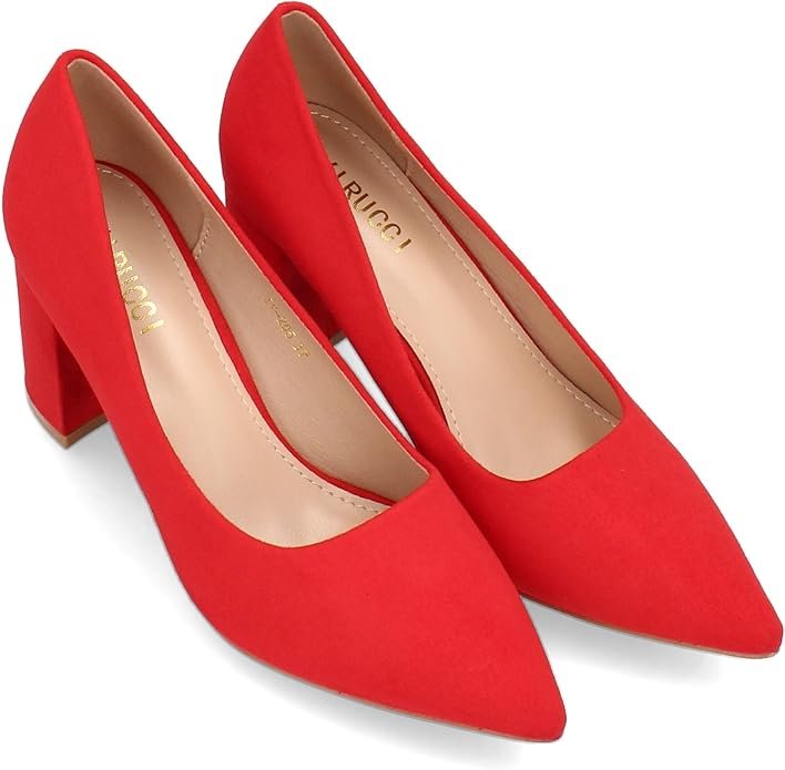 Bellos zapatos de tacón ancho en bloque de color ante rojo no brillante.